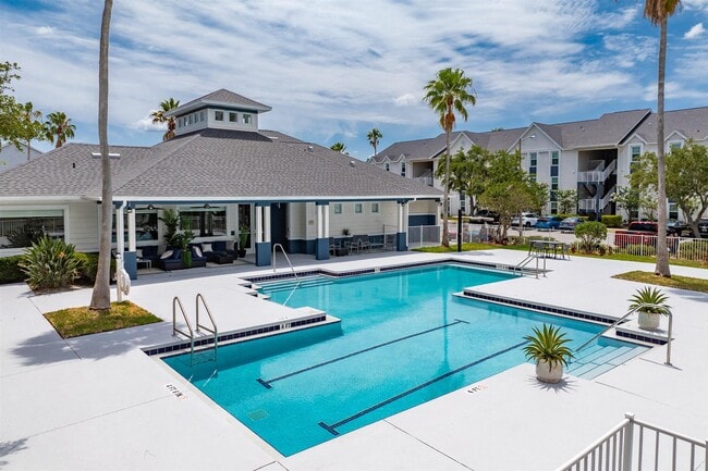Summer Lake Villas, LLC in New Port Richey, FL - Building Photo - Building Photo