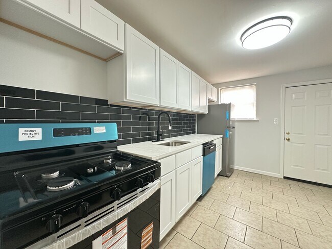 1548 S Dover St in Philadelphia, PA - Building Photo - Building Photo