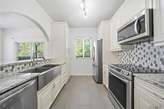 18117 Paradise Point Dr in Tampa, FL - Building Photo - Building Photo