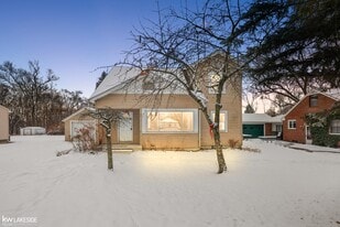 7618 Sylvan St in Shelby Township, MI - Building Photo