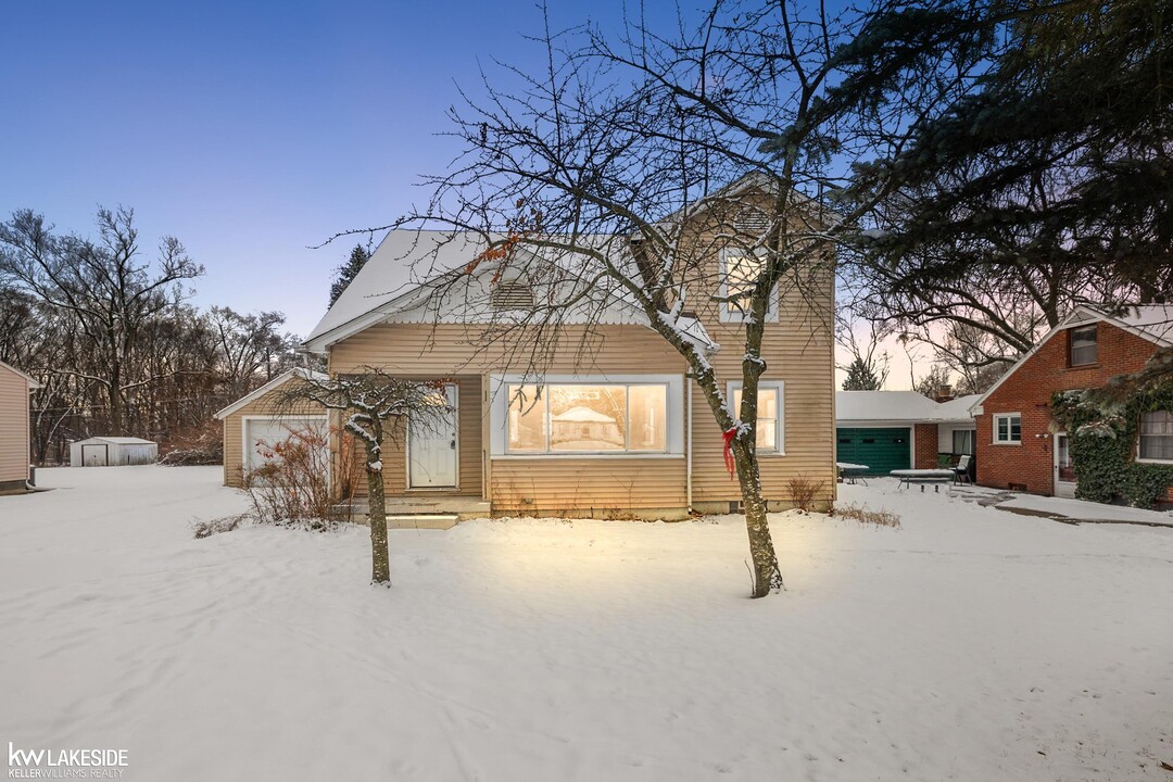7618 Sylvan St in Shelby Township, MI - Building Photo