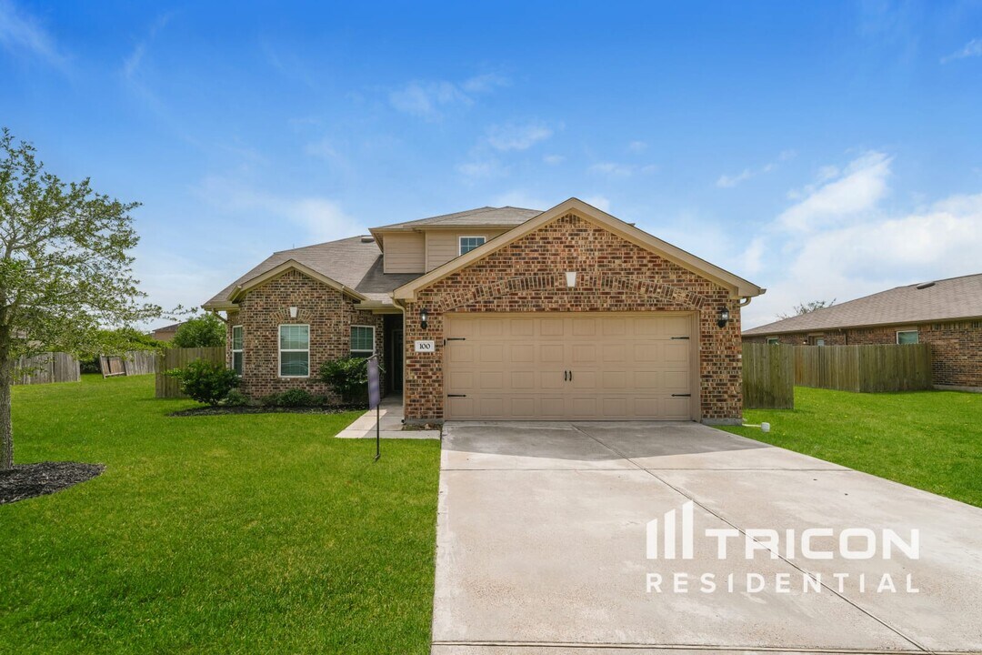 100 Comanche Plains Rd in La Marque, TX - Building Photo