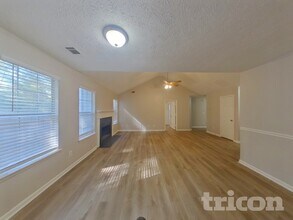 5813 Wellborn Creek Dr in Lithonia, GA - Foto de edificio - Building Photo