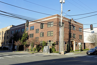 Regan Lee Apartments in Seattle, WA - Building Photo - Building Photo