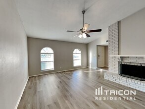 5001 Oregon Ct in Grand Prairie, TX - Building Photo - Building Photo