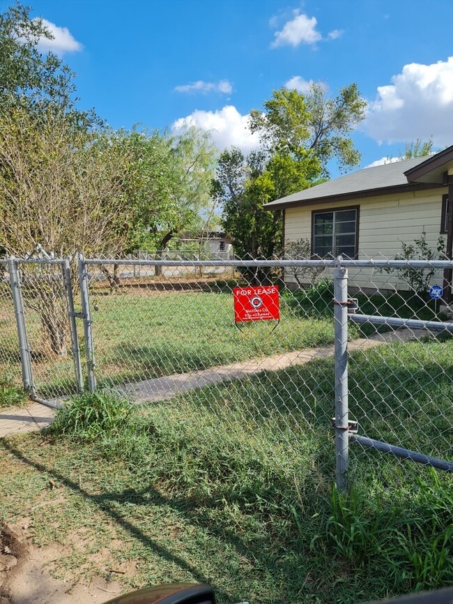 210 N Michigan Ave in Mercedes, TX - Building Photo - Building Photo