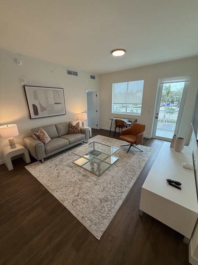 830 SW 9th Ct, Unit B in Pompano Beach, FL - Foto de edificio - Building Photo