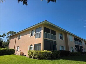 575 Augusta Blvd, Unit 8 in Naples, FL - Foto de edificio - Building Photo