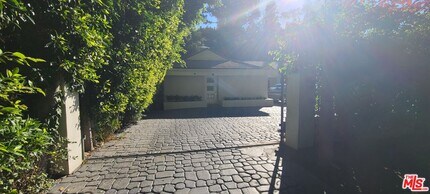 1258-1258 Coldwater Canyon Dr in Beverly Hills, CA - Building Photo - Building Photo