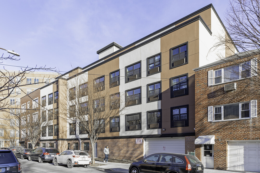 2422 Lyvere St in Bronx, NY - Building Photo