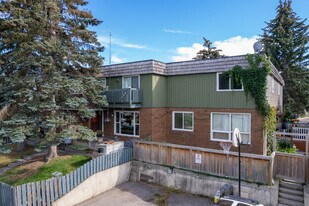 124 Sabrina Way SW in Calgary, AB - Building Photo