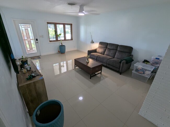 2220 NE 37th St in Lighthouse Point, FL - Building Photo - Building Photo