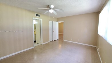 1050 Country Club Dr in Margate, FL - Building Photo - Building Photo