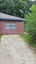 2100 Hill Top Ct in Conroe, TX - Building Photo