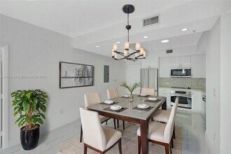 90 SW 3rd St in Miami, FL - Building Photo - Building Photo