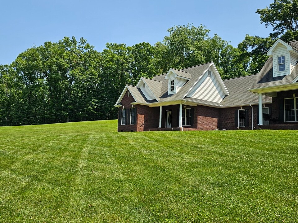 8638 Reedy Creek Rd in Bristol, VA - Building Photo