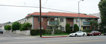 JKP Apartments in Tarzana, CA - Foto de edificio - Building Photo