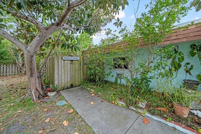 512 Madison Ave, Unit Beachy Hideaway in Cape Canaveral, FL - Building Photo - Building Photo