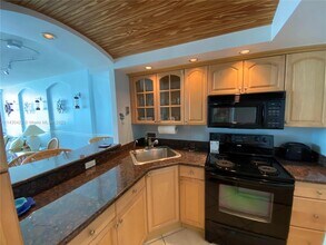 5401 Collins Ave, Unit 809 in Miami, FL - Foto de edificio - Building Photo