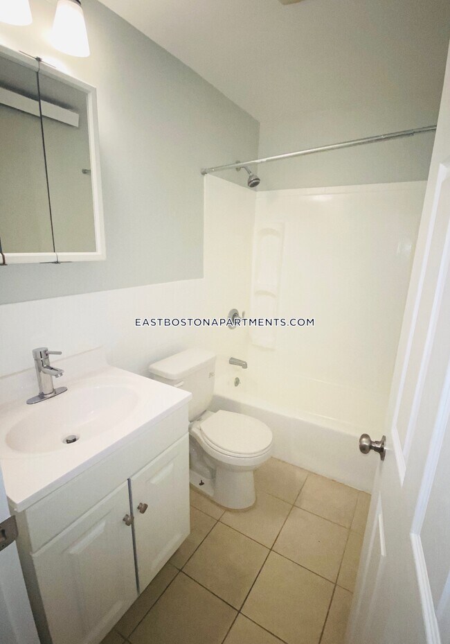 298 Meridian St-Unit -1 in Boston, MA - Building Photo - Building Photo