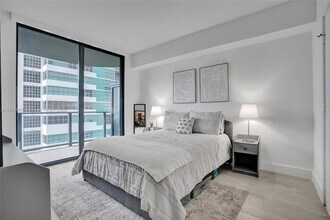 121 NE 34th St, Unit 902 in Miami, FL - Building Photo - Building Photo