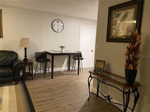 930 Cedar Cir in Tavares, FL - Foto de edificio - Building Photo