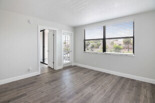 708 Executive Center Dr in West Palm Beach, FL - Building Photo