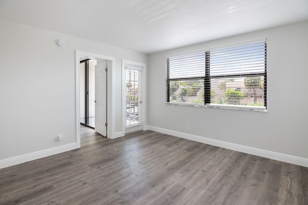 708 Executive Center Dr in West Palm Beach, FL - Building Photo