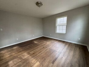 129 Main St, Unit B in East Haven, CT - Foto de edificio - Building Photo