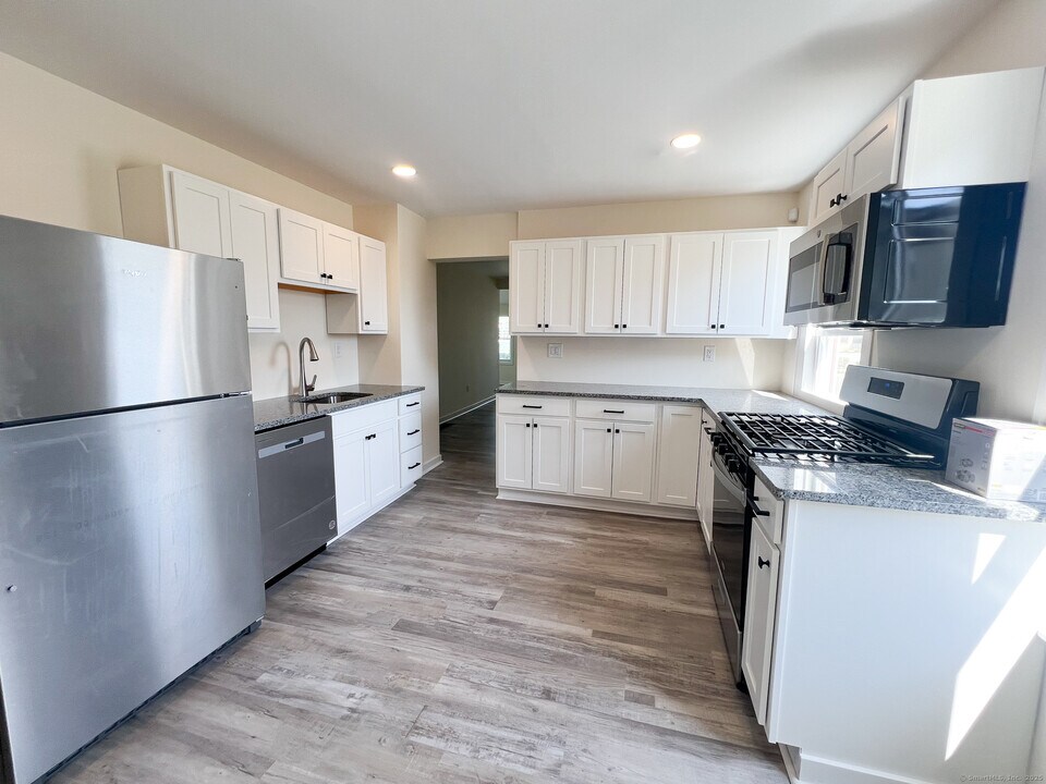 353 Bridgeport Ave in Milford, CT - Building Photo