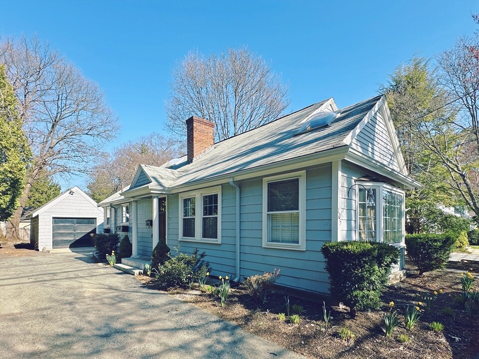 105 Spring St in Lexington, MA - Building Photo
