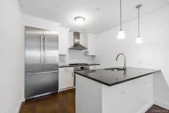 10 Byron Pl in Larchmont, NY - Building Photo - Building Photo