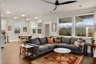 7415 Wallach St in Austin, TX - Foto de edificio - Building Photo
