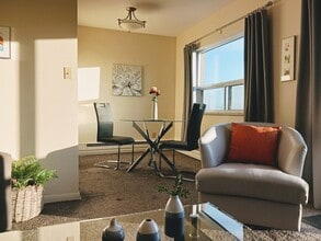 821 Douglas St in North Bay, ON - Building Photo - Building Photo