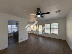 7923 Langport in San Antonio, TX - Building Photo - Building Photo