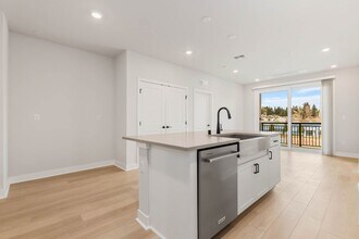 6901 NE 184th Ln in Kenmore, WA - Building Photo - Building Photo