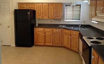 136 Cannon Ln in Bracey, VA - Building Photo - Building Photo