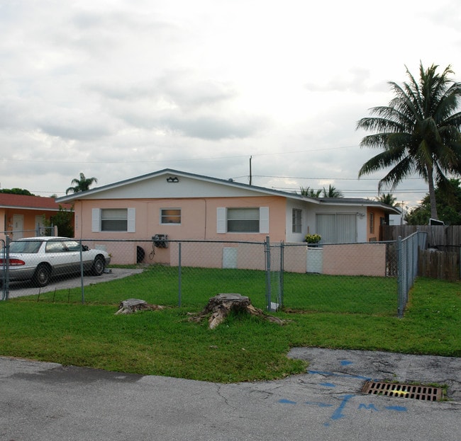 4750-4760 SW 43rd Ter in Fort Lauderdale, FL - Foto de edificio - Building Photo