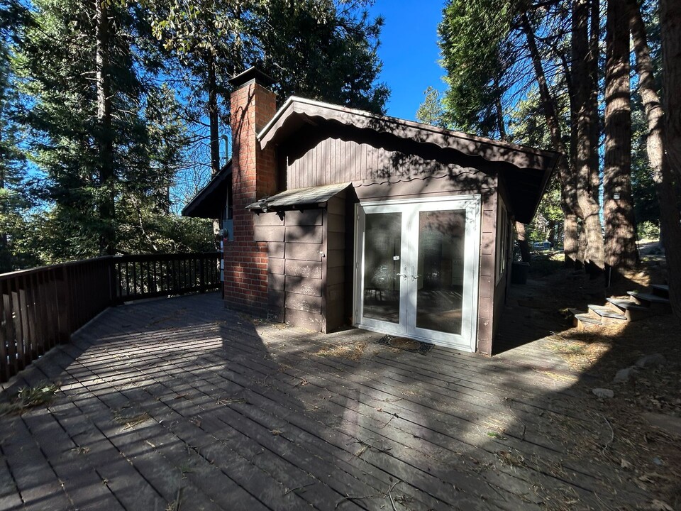 23796 Skyland Dr in Crestline, CA - Building Photo