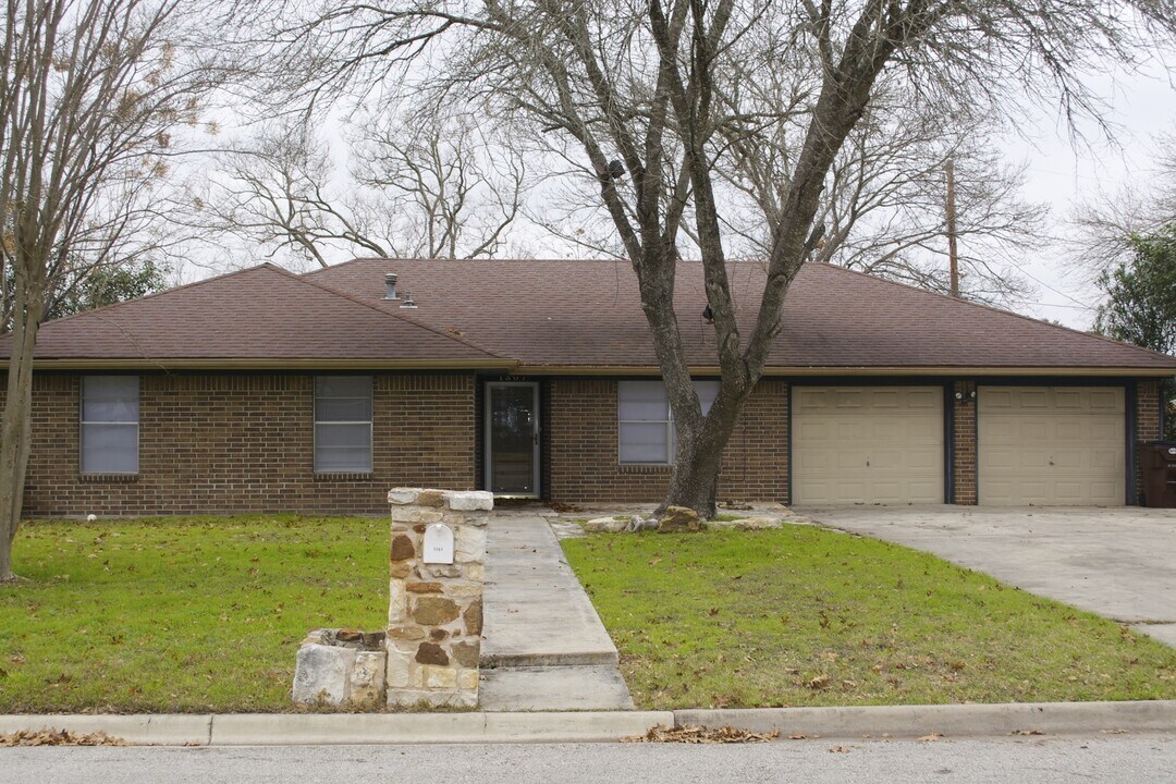 1307 Redbud Trail in Lockhart, TX - Building Photo