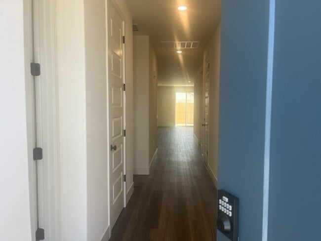 7137 Capital Reef Dr in Bakersfield, CA - Foto de edificio - Building Photo