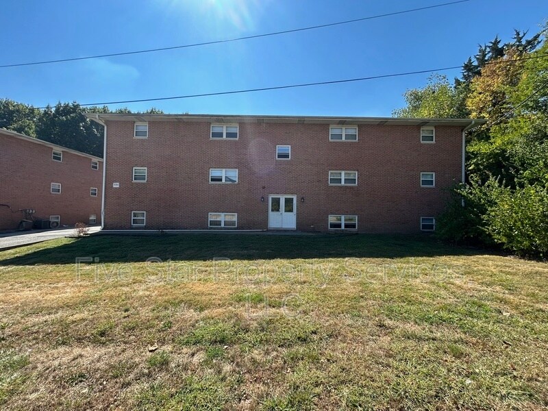 2080 W Washington St in Springfield, IL - Building Photo