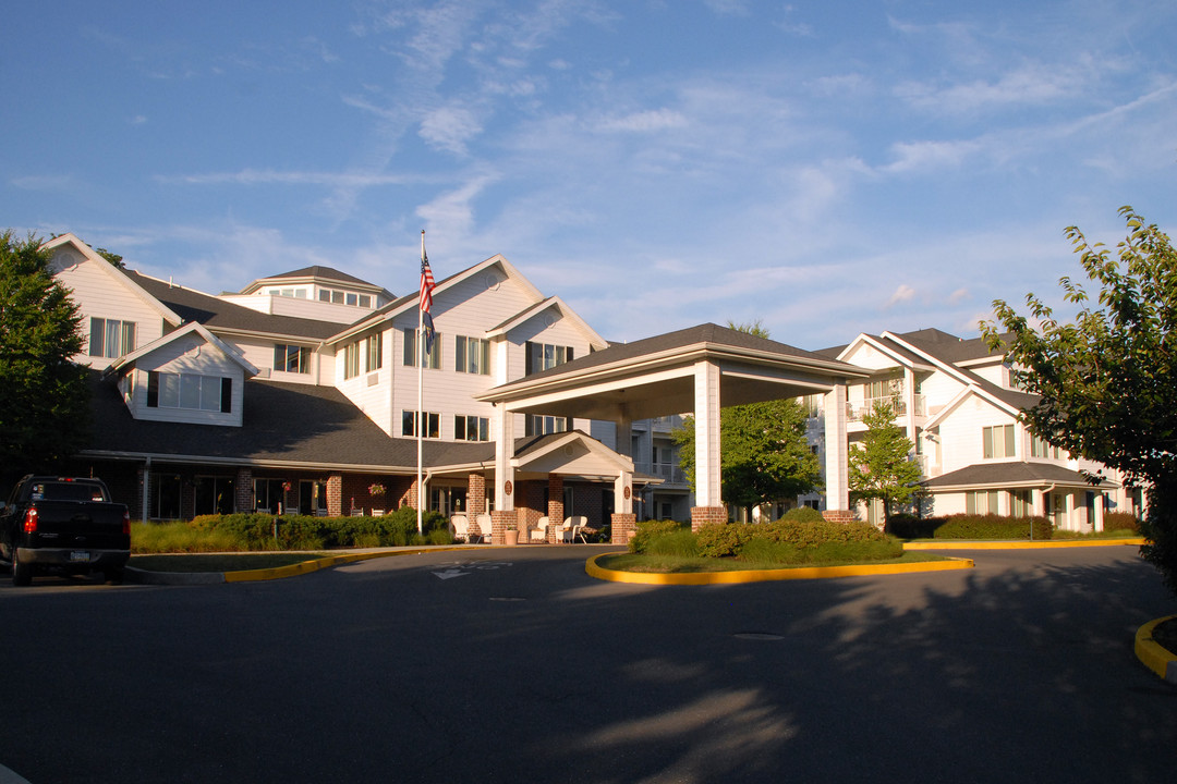 Holiday Essex House in Lemoyne, PA - Building Photo