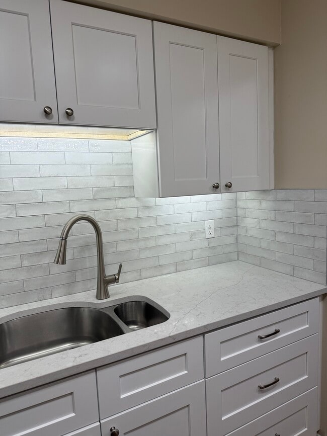 1390 Cedarwood Dr, Unit 1390 Cedarwood Dr Unit D1 in Westlake, OH - Foto de edificio - Building Photo