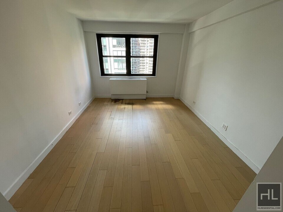 East 39th Street in New York, NY - Building Photo