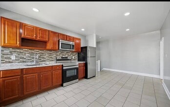 1018 S 55th St, Unit 2 in Philadelphia, PA - Foto de edificio - Building Photo