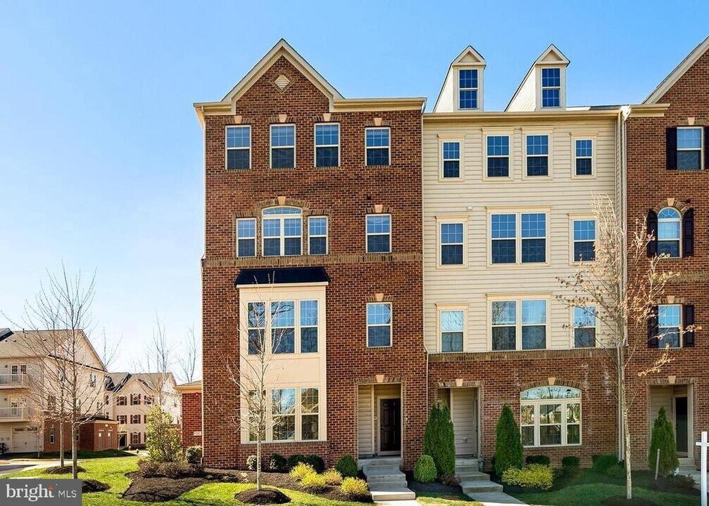 42101 Piebald Square in Aldie, VA - Foto de edificio
