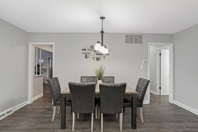 570 E Higgins Rd, Unit SI ID1301333P in Elk Grove Village, IL - Foto de edificio - Building Photo