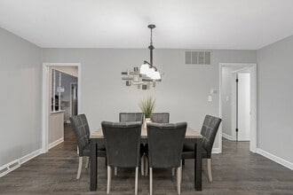 570 E Higgins Rd in Elk Grove Village, IL - Building Photo - Building Photo