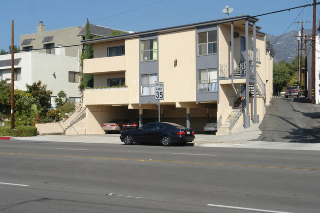 2313 Montrose Ave in Montrose, CA - Foto de edificio - Building Photo